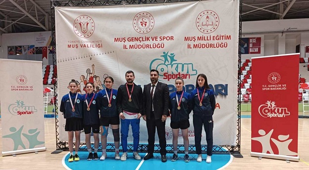 YAHYA KEMAL BADMİNTON’DA TÜRKİYE FİNALİNDE