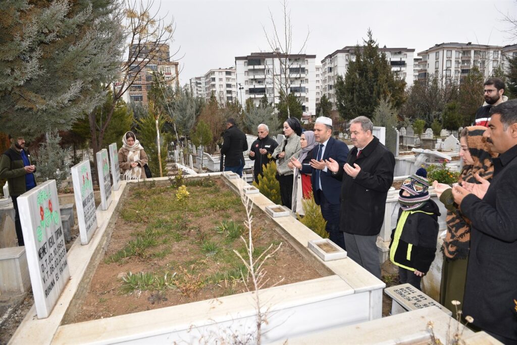 Depremzedeler dualarla anıldı