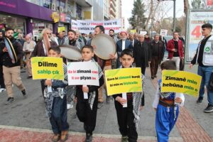 Hüda Par’dan ‘Anadil’ Yürüyüşü