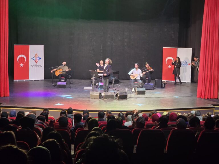 Halk konserine büyük ilgi