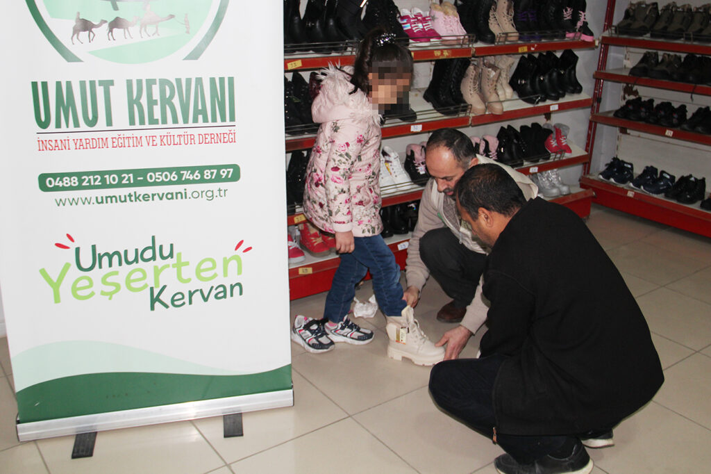 Onlarca çocuğa mont ve bot yardımı