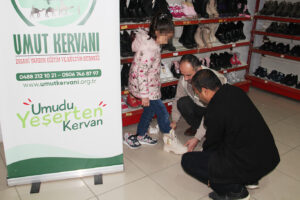 Onlarca çocuğa mont ve bot yardımı