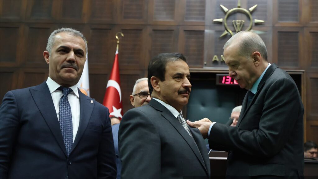 Tutuş’un rozetini Erdoğan taktı