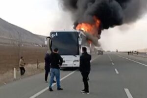 Yolcu otobüsü alev alev