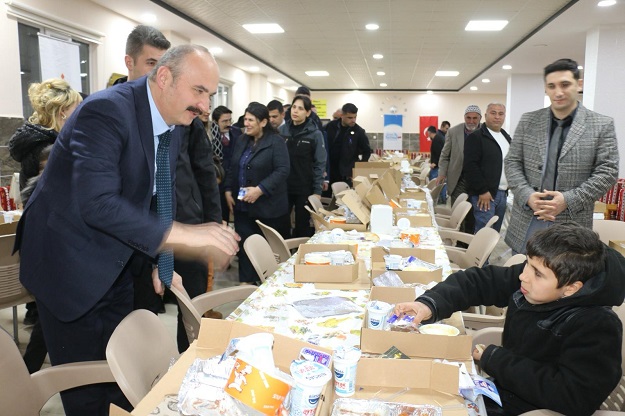VALİ EKREM CANALP, ÇAMLICA MAHALLESİ SAKİNLERİYLE İFTARDA BULUŞTU