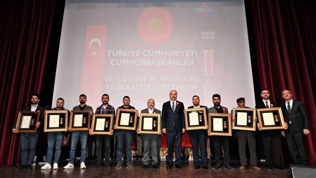 ŞEHİT AİLELERİNE MADALYA