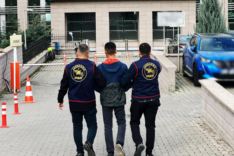 Aranan şahıs yakayı ele verdi