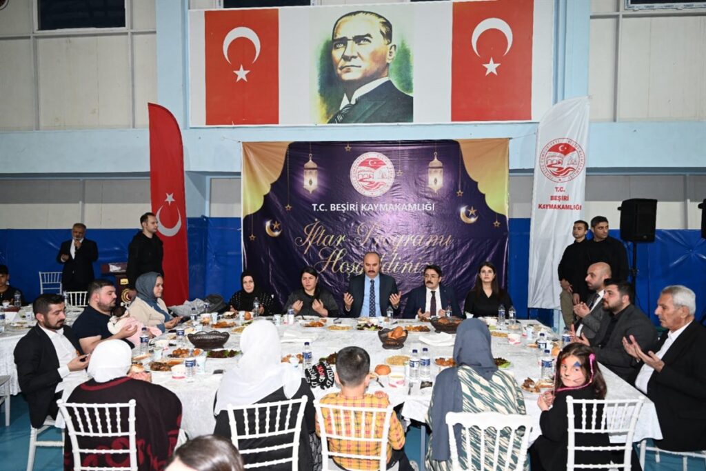 Beşiri’de vatandaşlarla iftarını açtı