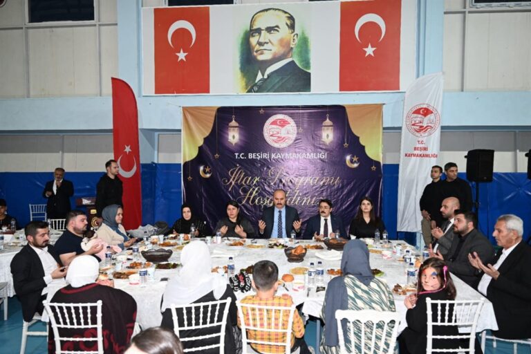 Beşiri’de vatandaşlarla iftarını açtı