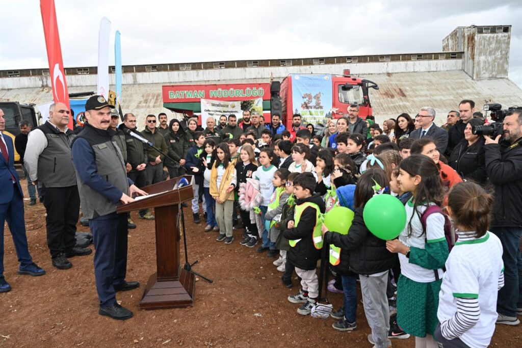 Binlerce fidan toprakla buluşturuldu