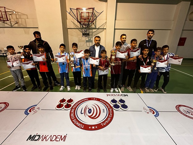 FLOOR CURLİNG KÜÇÜKLERDE FATİH ŞAMPİYON OLDU