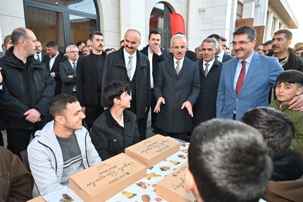 İftarını vatandaşlarla birlikte açtı