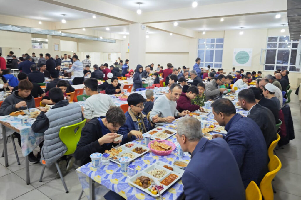 Öğrenci ve veliler iftar sofrasında buluştu