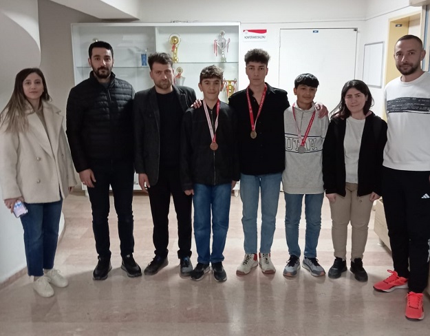 ÇOCUKLAR SATRANÇ TURNUVASI DÜZENLENDİ