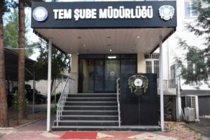 Sahte kimlikle polise takıldı