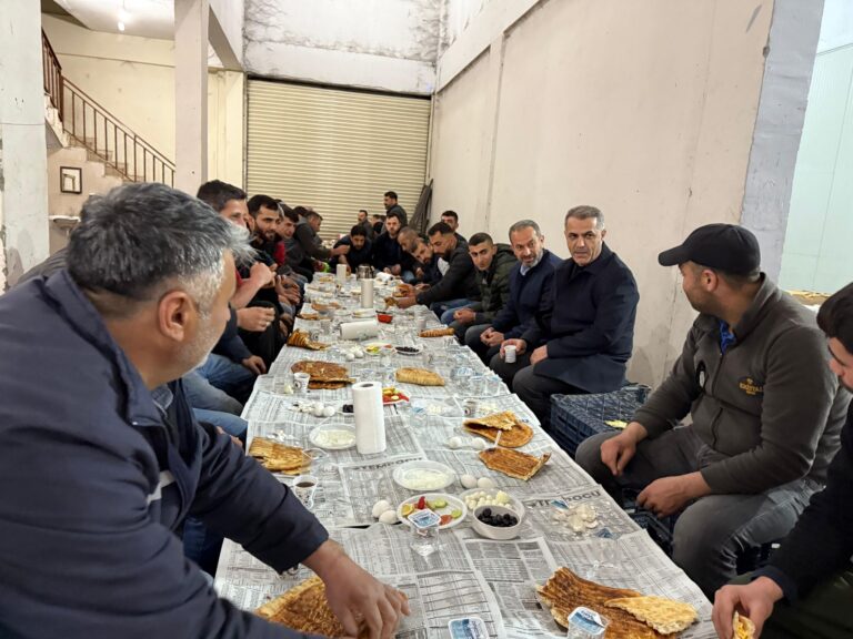 Sahurda hal esnafıyla buluştular