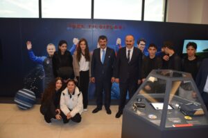 ‘Ufkun Ötesi’nde sergisi törenle açıldı