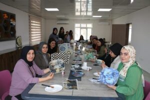 KADINLAR ATIK EŞYALARA YENİDEN HAYAT VERİYOR