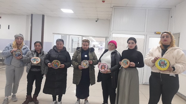 ENGELSİZ BİREYLERDEN AHŞAP BOYAMA ATÖLYE ETKİNLİĞİ