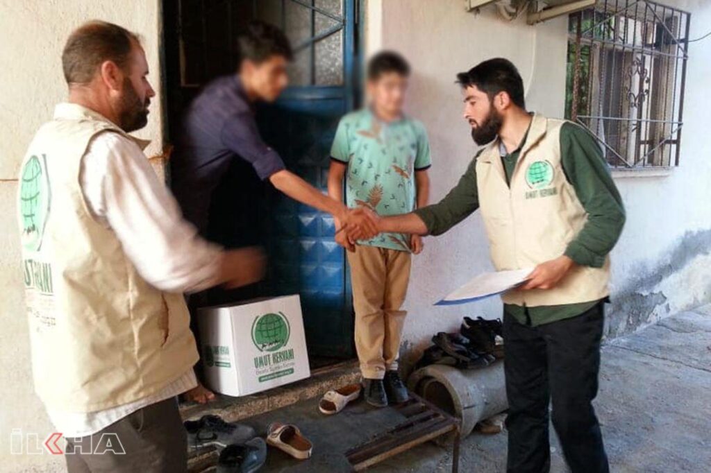 Umut Kervanı Kozluk Temsilciliği, ilçelerinde onlarca aileye Ramazan kolisi dağıttı