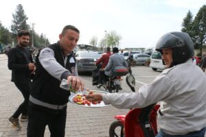 Mezarlıkta şeker ve kolonya ikramı