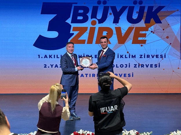 REKTÖR DEMİR, TEKNOLOJİ VE YAZILIM ZİRVESİNE KATILDI