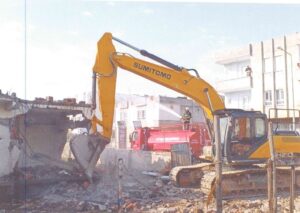 5 RİSKLİ YAPI KONTROLLÜ BİR ŞEKİLDE YIKILDI