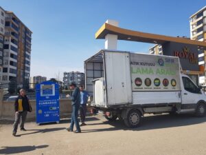 ATIK GİYSİLER ÜLKE EKONOMİSİNE KAZINDIRILIYOR