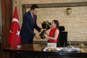 Çiçek, kaymakamlık koltuğuna oturdu