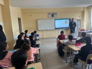 100. YIL ORTAOKULUNDA TEKNOLOJÖİ BAĞIMLILIĞI EĞİTİMİ