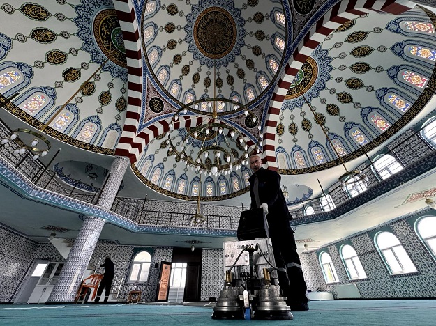 İBADETHANELER MİS GİBİ KOKUYOR