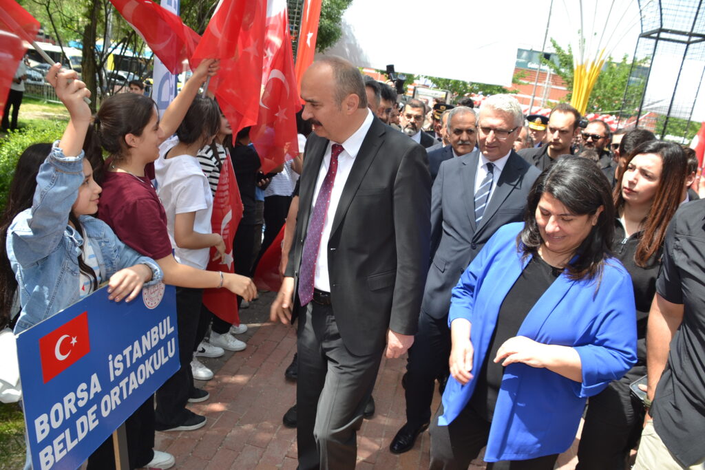 NEŞEYLE GEÇTİ 23 NİSAN