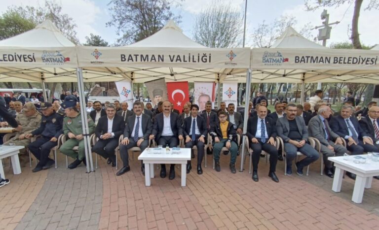 Vali Canalp, vatandaşlarla bayramlaştı