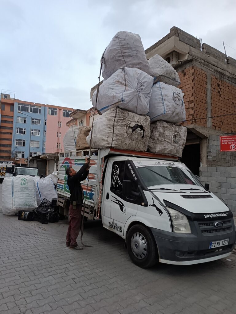 Plastik atıkları ekonomiye kazandırıyorlar