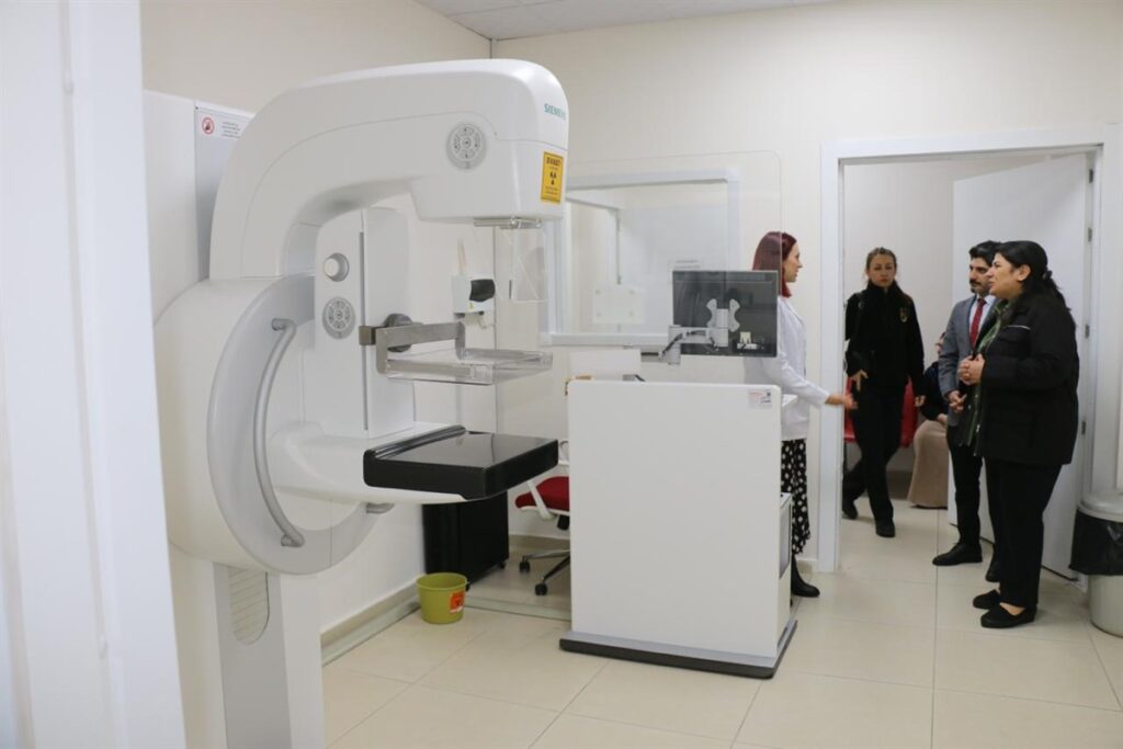 Sağlık hizmetlerini yerinde inceledi