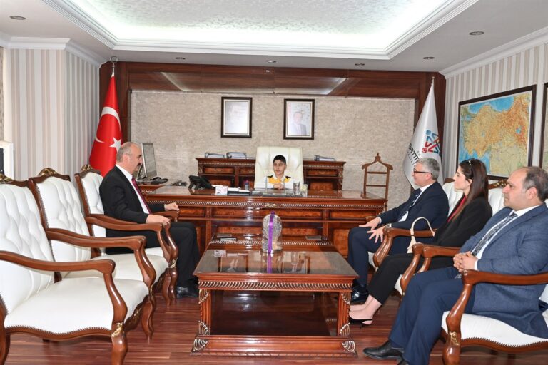 Valilik koltuğuna oturdu, projelerini açıkladı