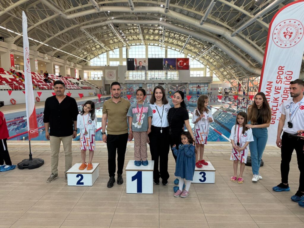 MİNİKLER YÜZMEDE KIYASIYA YARIŞTI