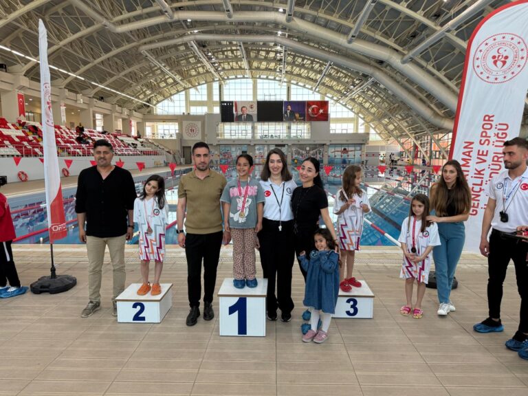 MİNİKLER YÜZMEDE KIYASIYA YARIŞTI