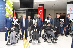 Engelli Vatandaşlara Tekerlekli Sandalye Hediye Edildi