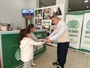 Delal kardeşler bayram harçlıklarını bağışladı