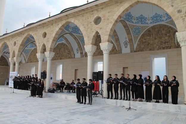 ÖĞRENCİLERDEN CAMİ AVLUSUNDA İLAHİ DİNLETİSİ