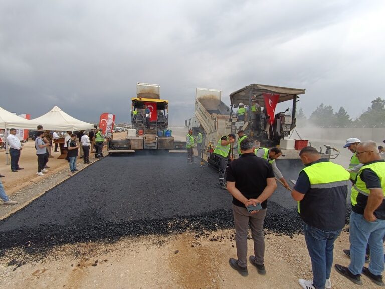 40 Metrelik yolda ilk asfalt serimi