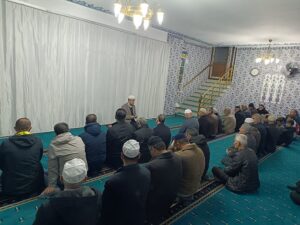 SOKAK KÖPEKLERİ TOPLANDI, CAMİ CEMAATİ ARTTI