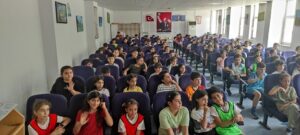 “ÇEVRECİ ÖĞRENCİLER DOĞAYI VE ÇEVREYİ SAVUNURLAR”