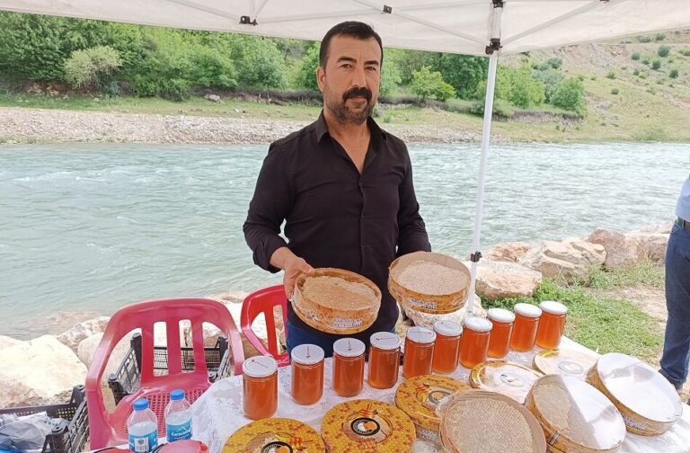 Arı yetiştiricileri şenlikte ballarını tanıttı