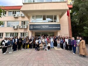 BATMAN’DAN 2 KIZ KAFİLESİ ÇANAKKALE’YE UĞURLANDI