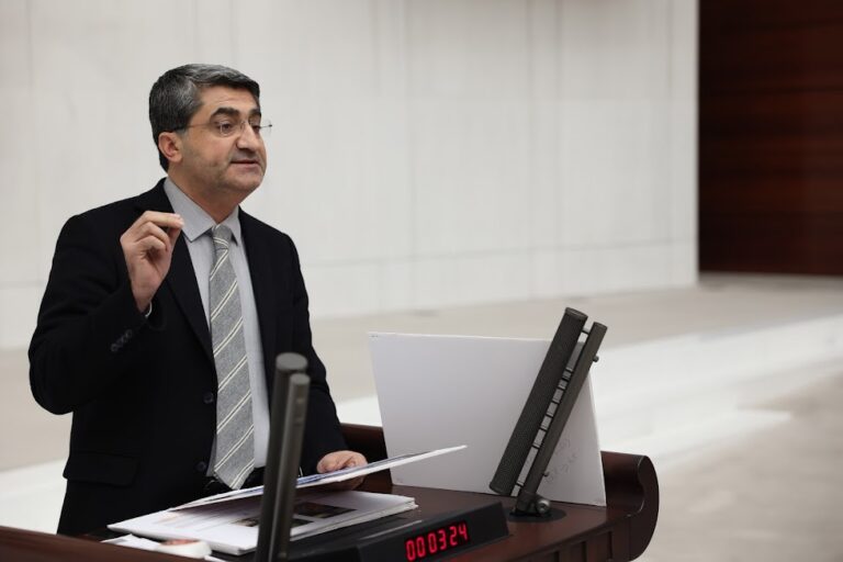 “SIYASETIN IKI KUTBA SIKIŞTIRILMASI DEMOKRASIYE DE ÜLKEYE DE ZARAR VERIYOR“