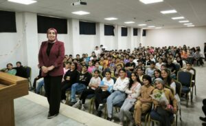 Fernas Ortaokulu’nda öğrencilerle buluştu