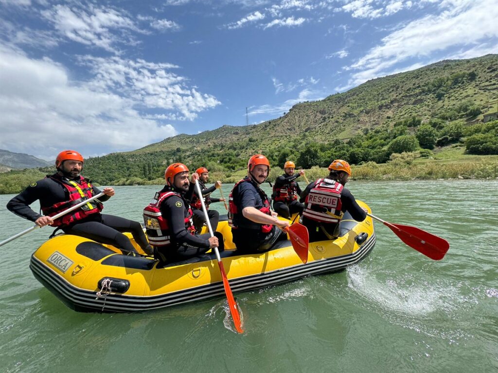 Garzan çayında ‘rafting’ yaptı