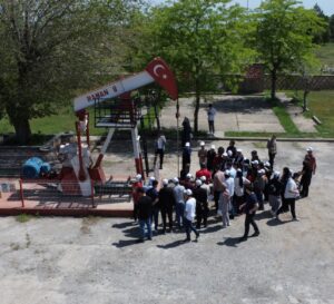 Geleceğin mühendisleri petrol sahasında
